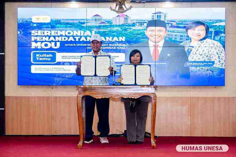 Ketua Komnas HAM Anis Hidayah dan Rektor Unesa Prof Nurhasan menunjukkan dokumen MoU kerja sama pemajuan dan penegakan HAM di Kampus Unesa Surabaya