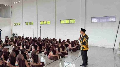 Mahasiswa dan siswa MA Plus Al-Hadi Padangan mengikuti workshop menulis esai bersama dosen Unugiri Bojonegoro