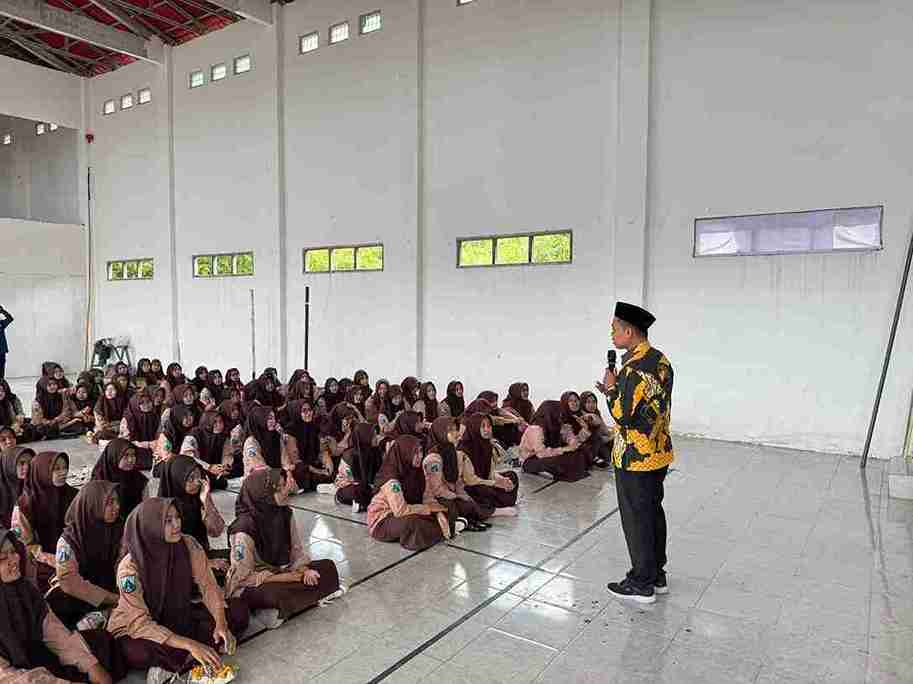 Mahasiswa dan siswa MA Plus Al-Hadi Padangan mengikuti workshop menulis esai bersama dosen Unugiri Bojonegoro