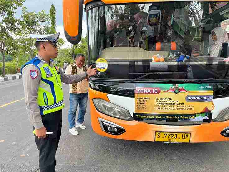 Petugas kepolisian memeriksa kelayakan bus rombongan PCNU Bojonegoro sebelum pemberangkatan ke Malang