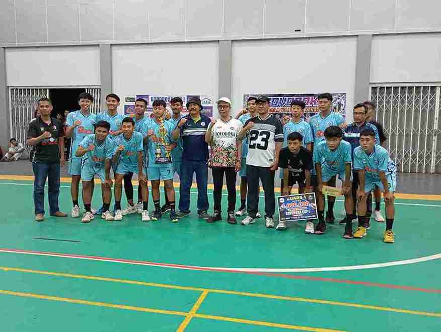 Tim BOMA Bojonegoro berfoto bersama usai menjuarai BOVOBOKA CUP 1 yang ditutup Fauzan Fu’adi di GOR Kanor Bojonegoro