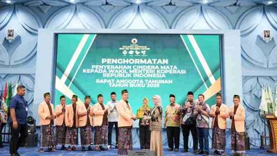 Wakil Menteri Koperasi RI Farida Farichah menerima cendera mata dalam RAT ke-14 Holding Koperasi BMT NU Ngasem Group di Bojonegoro