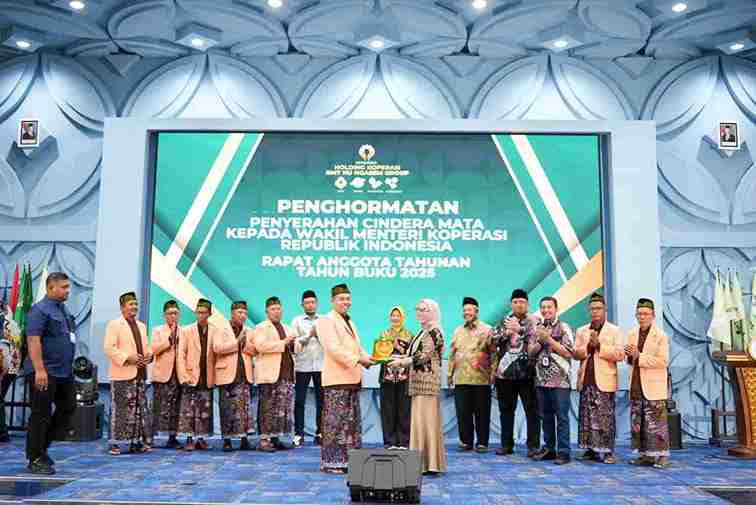 Wakil Menteri Koperasi RI Farida Farichah menerima cendera mata dalam RAT ke-14 Holding Koperasi BMT NU Ngasem Group di Bojonegoro