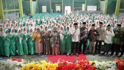 Pelantikan 23 Pimpinan Ranting Fatayat NU Kedungadem di GOR Kedungadem Bojonegoro bersama Wamenkop RI Farida Farichah