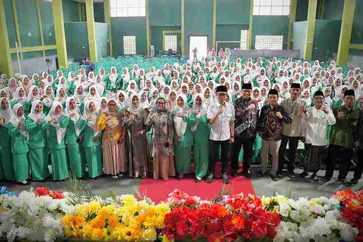 Pelantikan 23 Pimpinan Ranting Fatayat NU Kedungadem di GOR Kedungadem Bojonegoro bersama Wamenkop RI Farida Farichah