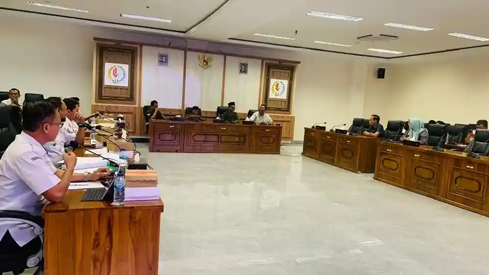 Komisi A DPRD Bojonegoro menggelar rapat kerja membahas pelaksanaan Pilkades PAW di Ruang Banmus DPRD Bojonegoro.