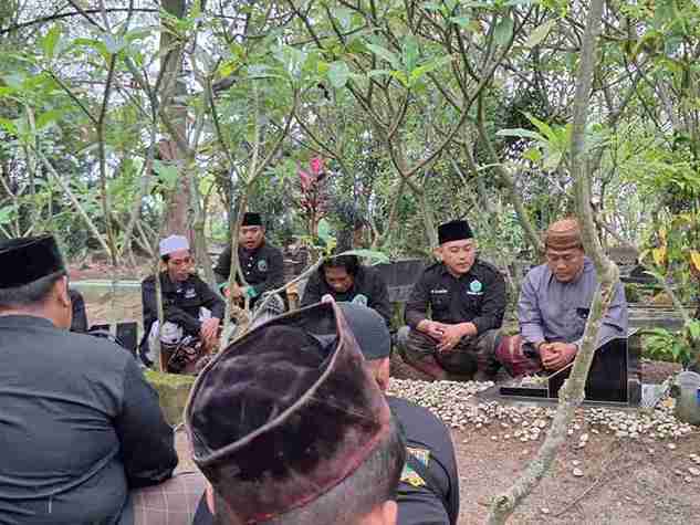 Kader PAC Pagar Nusa Kepohbaru melakukan ziarah muasis di Makam Umum Desa Kepoh jelang Konferancab IV 2026