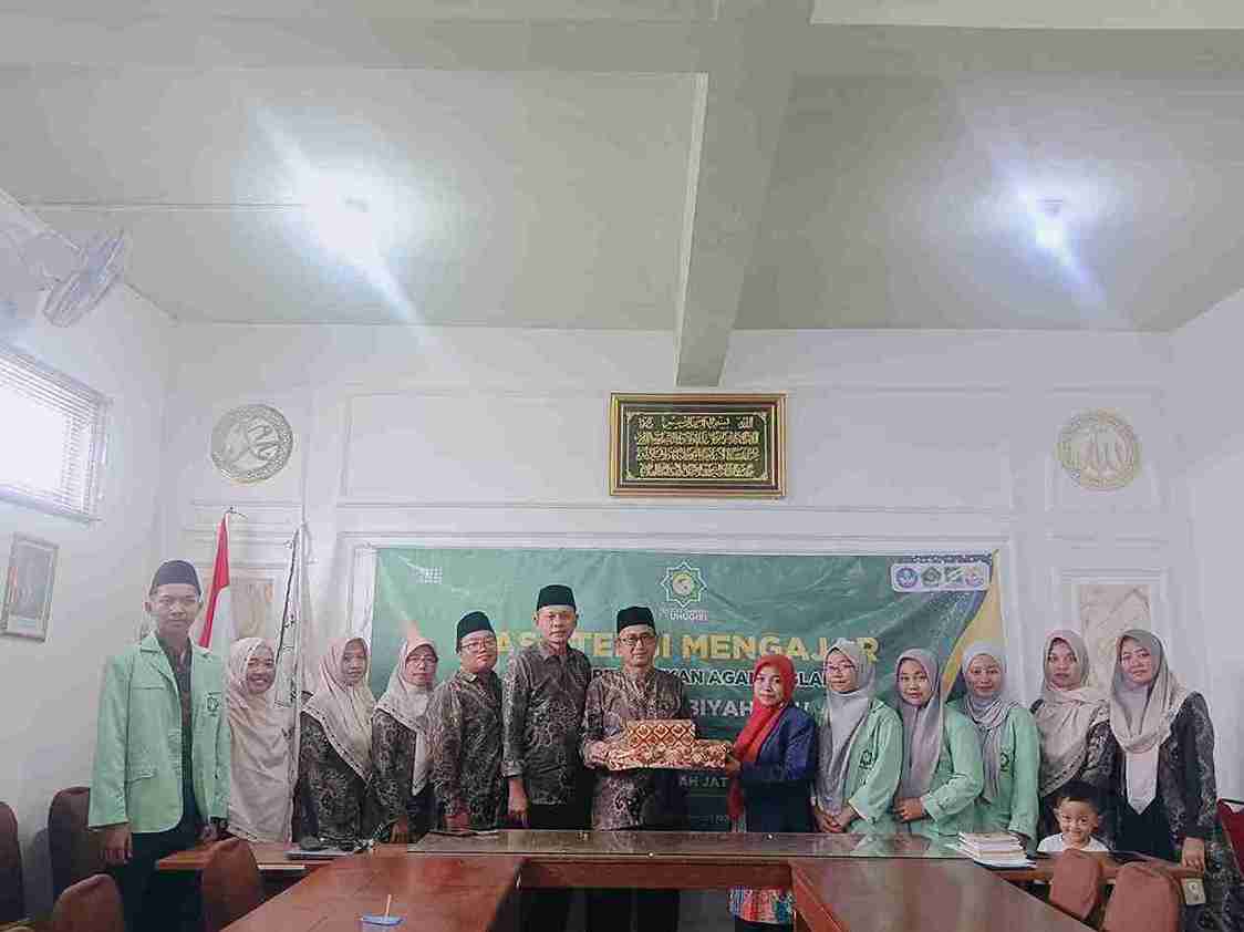 Penyerahan kenang-kenangan mahasiswa UNUGIRI Bojonegoro kepada Kepala MA Salafiyah Syafi’iyah Jatirogo saat penutupan asistensi mengajar 2026