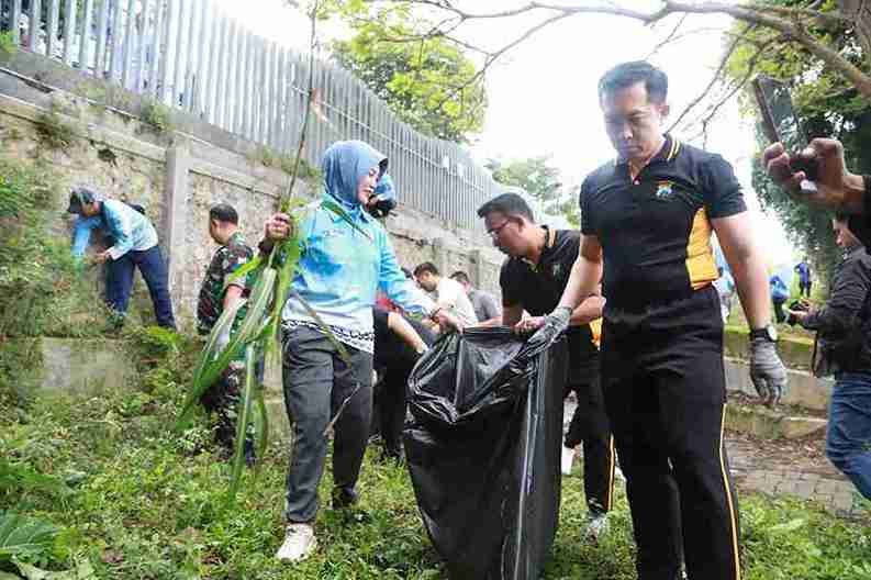 Bupati dan Forkopimda Bojonegoro kerja bakti bersih-bersih di Taman Bengawan Solo