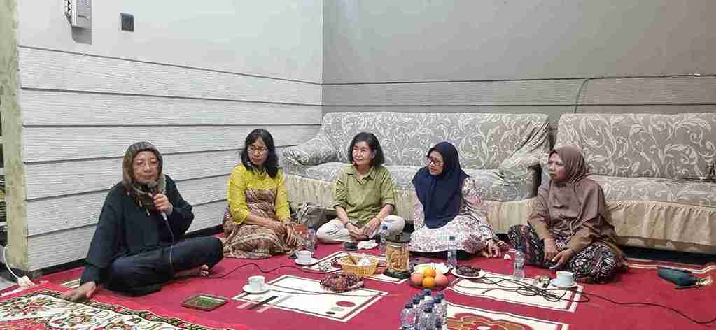 Tokoh lintas agama Bojonegoro silaturahim ke Hj Tjitjik Mursyidah Muqofi di Desa Kalianyar Kapas usai pulang umroh