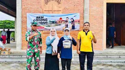 Forkopimcam Gayam dipimpin Camat Erna Zulaikah saat kerja bhakti gotong royong di Balai Desa Mojodelik Bojonegoro