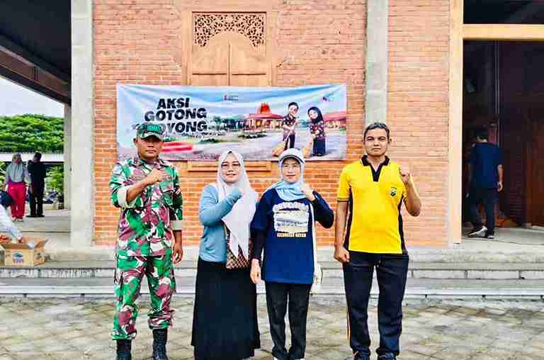 Forkopimcam Gayam dipimpin Camat Erna Zulaikah saat kerja bhakti gotong royong di Balai Desa Mojodelik Bojonegoro