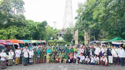 Rombongan PRNU Keben dan jamaah Masjid NU Munawarotul Ulum berfoto bersama sebelum ziarah muassis NU ke Gresik, Surabaya, dan Pasuruan