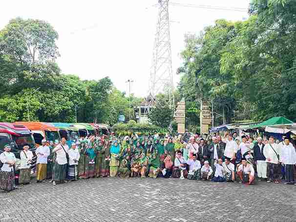 Rombongan PRNU Keben dan jamaah Masjid NU Munawarotul Ulum berfoto bersama sebelum ziarah muassis NU ke Gresik, Surabaya, dan Pasuruan
