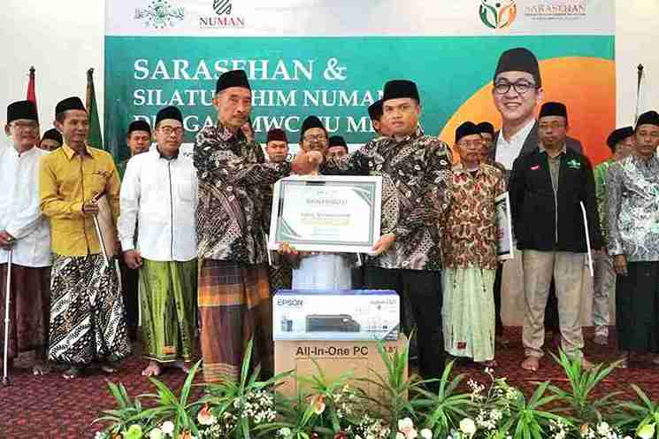 Penyerahan bantuan komputer dan printer kepada MWC NU dalam Sarasehan Ekonomi di Kasiman