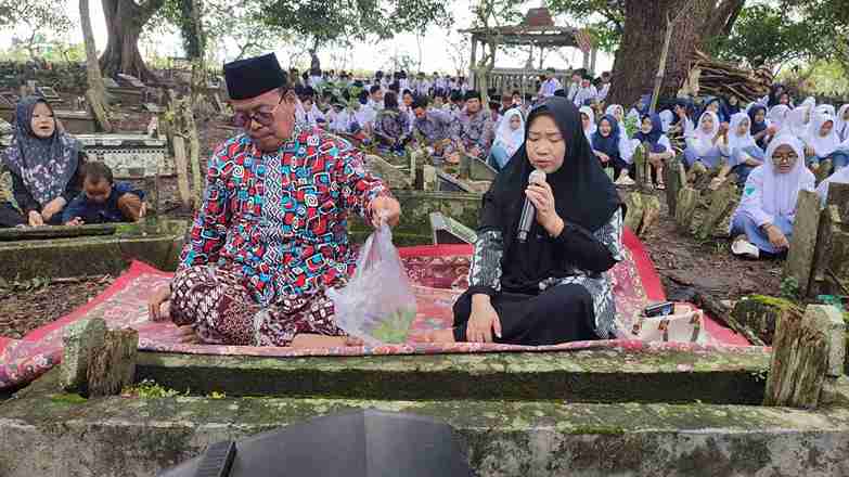 Suasana ziarah makam Ponpes Al-Munawwar Kunci jelang Ramadhan 1447 H dipimpin KH Bardam Abd Nasir