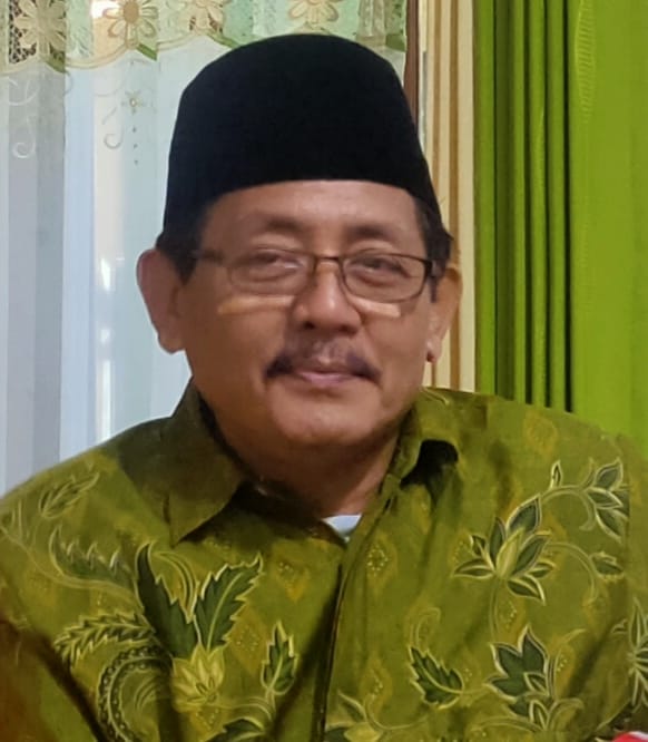 Nono Warnono mengenakan peci hitam dan batik hijau saat menyampaikan refleksi tentang puasa di era media sosial dan digital.