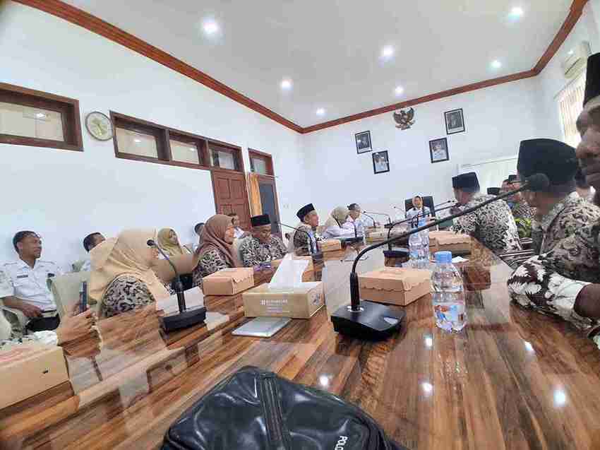 Wakil Bupati Bojonegoro Nurul Azizah saat audiensi bersama FGSNI membahas insentif guru madrasah di ruang rapat Pemkab.