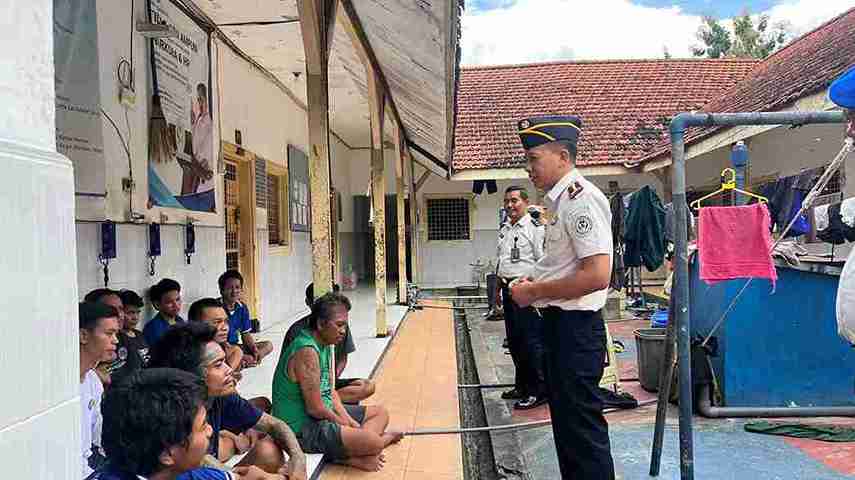 Petugas Lapas Bojonegoro melakukan razia kamar WBP jelang Ramadhan 1447 H