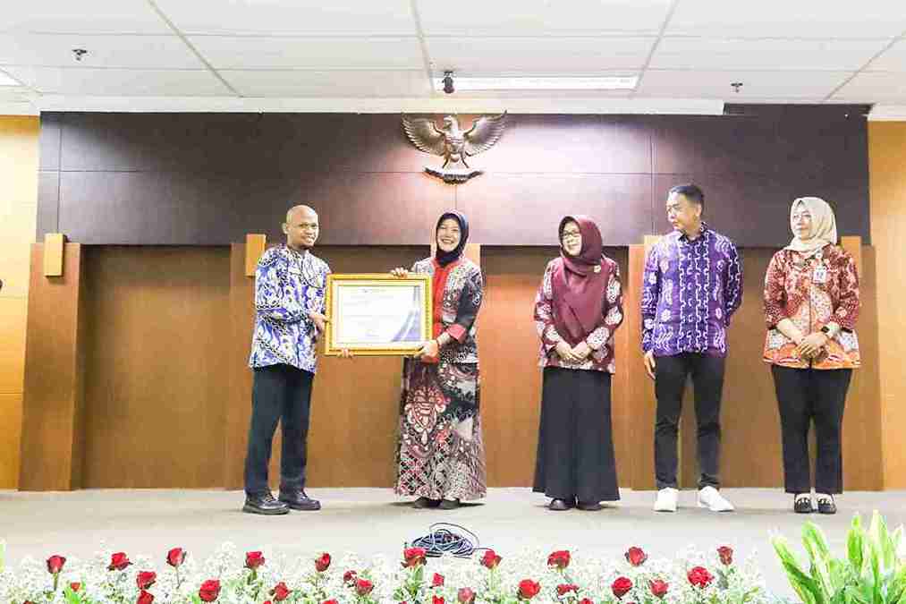 Wakil Bupati Bojonegoro Nurul Azizah menerima Penghargaan Opini Kualitas Tertinggi Ombudsman RI Tahun 2025 di Surabaya