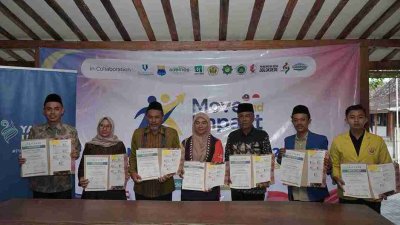 Perwakilan PC PMII Bojonegoro dan UMPSA Malaysia berfoto bersama sambil menunjukkan sertifikat kolaborasi Move & Impact di Desa Dolokgede