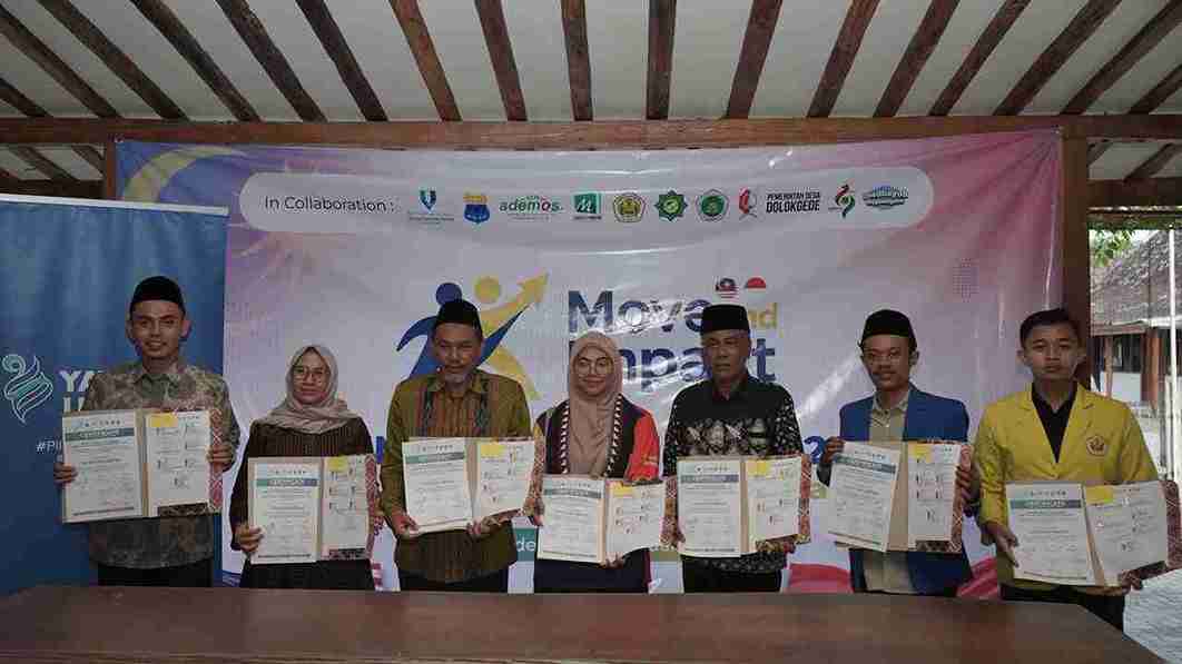 Perwakilan PC PMII Bojonegoro dan UMPSA Malaysia berfoto bersama sambil menunjukkan sertifikat kolaborasi Move & Impact di Desa Dolokgede