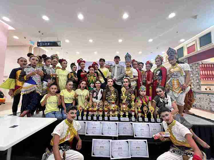 Tim Sanggar Tari Pancaloka Bojonegoro berfoto bersama usai meraih juara dalam Kejuaraan Tari Tradisional di Citimall Tuban 2026