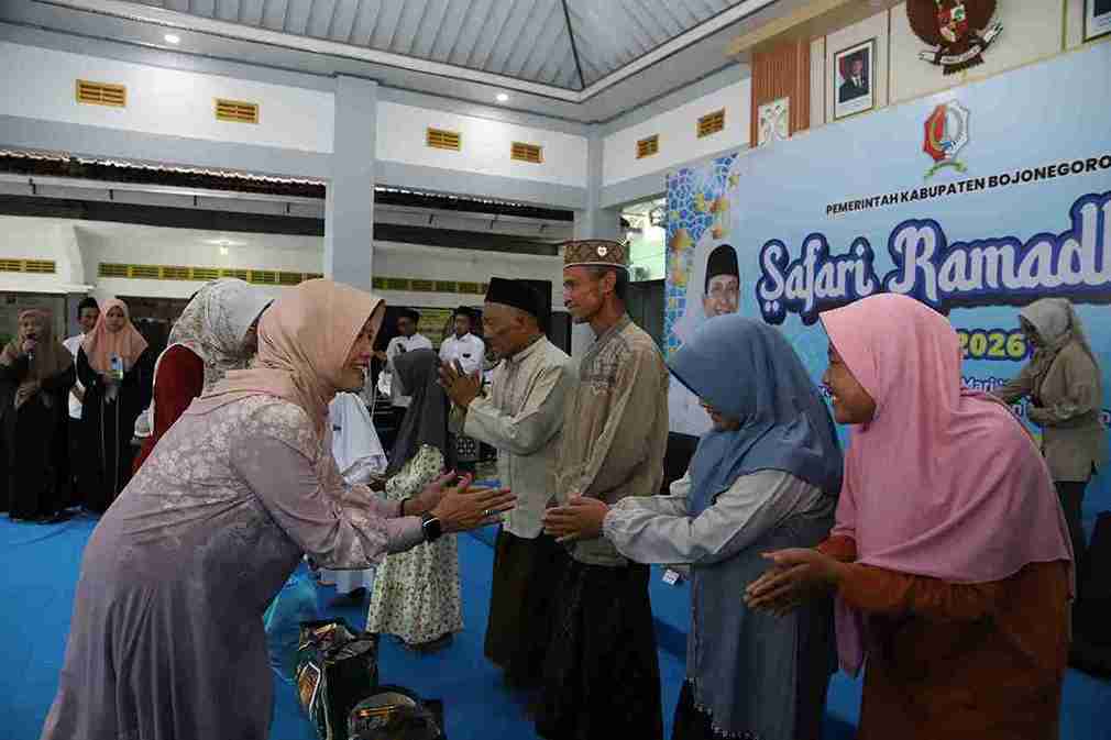 Wakil Bupati Nurul Azizah bersilaturahmi dengan warga dalam Safari Ramadhan Bojonegoro di Sumberrejo Title: Silaturahmi Safari Ramadhan Bojonegoro
