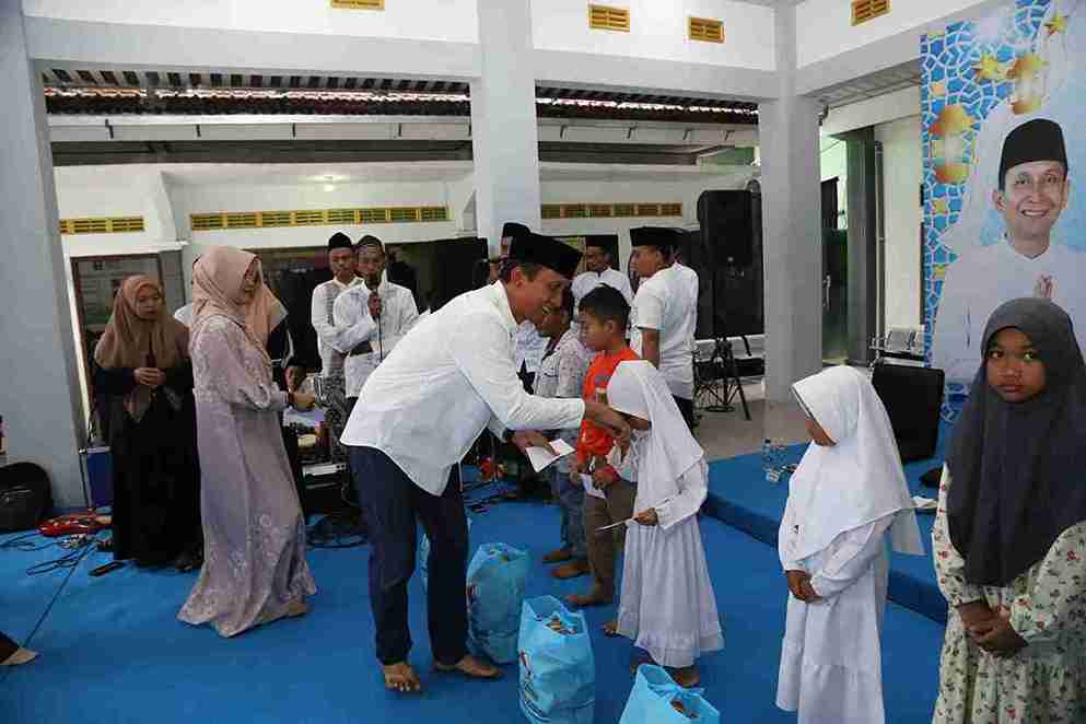 Bupati Setyo Wahono menyerahkan santunan kepada anak yatim dalam Safari Ramadhan Bojonegoro 1447 H di Sumuragung