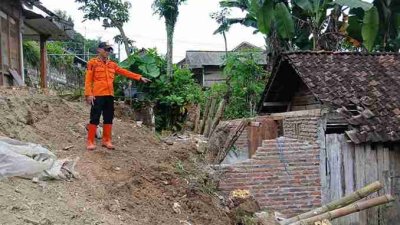Longsor Terjang Tiga Rumah di Sekar Bojonegoro, BPBD Salurkan Bantuan