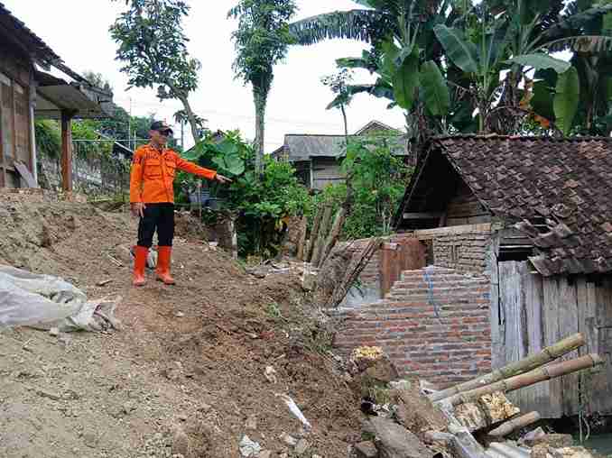 Petugas BPBD Bojonegoro meninjau lokasi tanah longsor yang merusak rumah warga di Dusun Kedungnongko Desa Sekar.