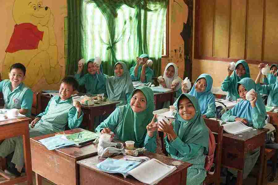 Siswa SD Bojonegoro menerima dan menikmati paket makan bergizi gratis di ruang kelas.