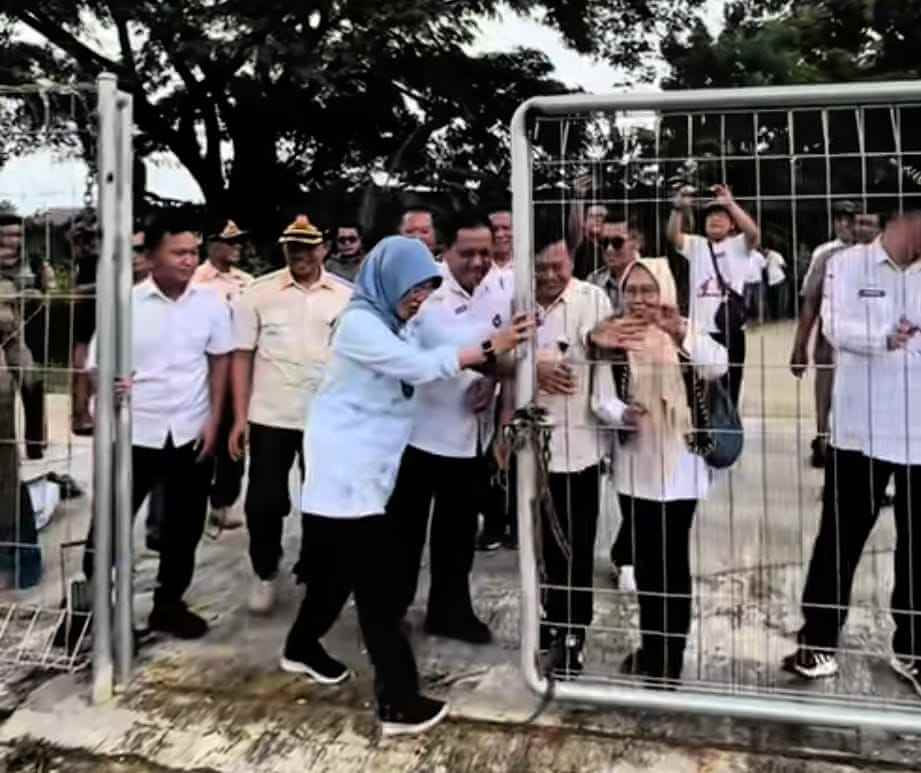 Wakil Bupati Bojonegoro Nurul Azizah mendorong pintu pagar RPH Banjarsari setelah resmi dibuka usai putusan MA inkracht.