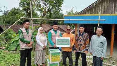 Penyerahan santunan Lazisnu Bojonegoro kepada korban longsor di Desa Sekar