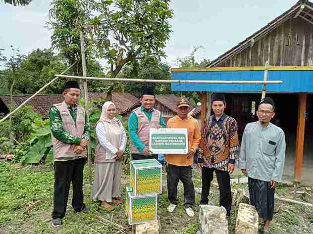 Penyerahan santunan Lazisnu Bojonegoro kepada korban longsor di Desa Sekar