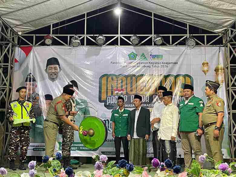 Kasatkorwil Banser Jatim memukul gong saat launching 400 Posko Ramadhan PW GP Ansor Jawa Timur di Masjid An-Nur Jenggot Sidoarjo