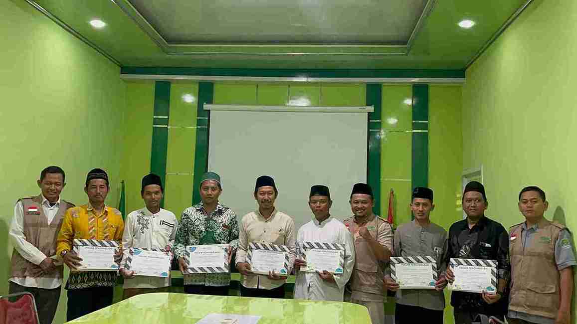 Pengurus LAZISNU Bojonegoro dan MWCNU foto bersama usai koordinasi program di Aula MWCNU Temayang