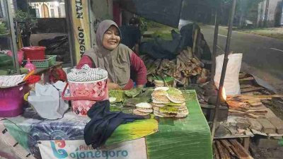 Siti Kusmiati pemilik Warung Serabi Ketan Jongkong melayani pembeli di Desa Sidorejo Kedungadem Bojonegoro