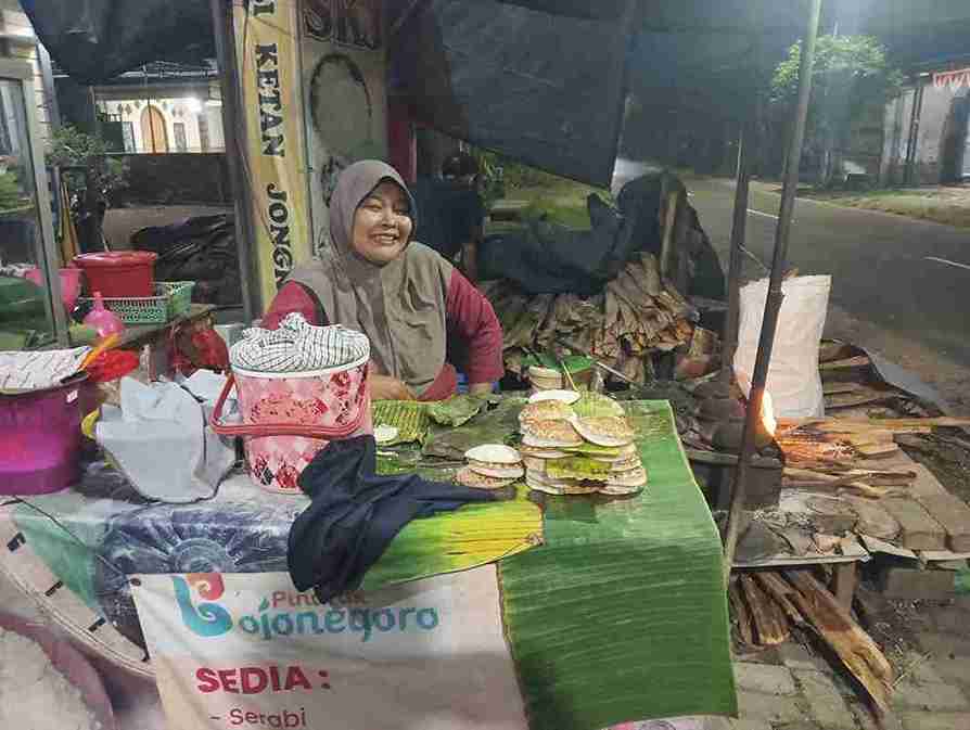 Siti Kusmiati pemilik Warung Serabi Ketan Jongkong melayani pembeli di Desa Sidorejo Kedungadem Bojonegoro