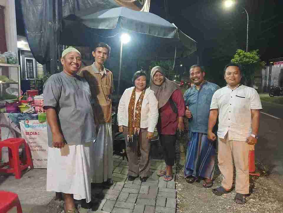 Ketua Komnas HAM RI Anis Hidayah berbincang santai bersama warga di Warung Serabi Jongkong Kedungadem Bojonegoro