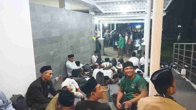 Rombongan PCNU Bojonegoro Transit di Masjid UM Malang, Jamaah Tetap Antusias Meski Hujan Gerimis