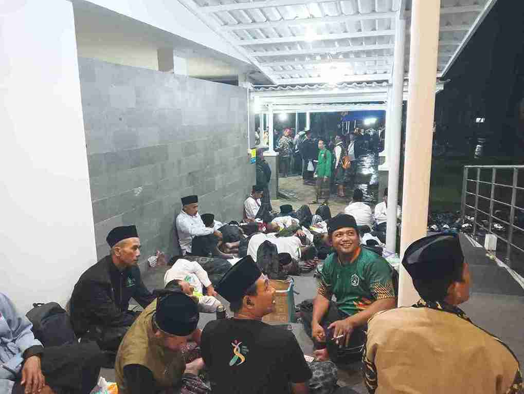 Jamaah PCNU Bojonegoro beristirahat dan transit di Masjid Universitas Negeri Malang sebelum mengikuti rangkaian