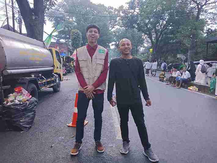 Tim RS Muslimat NU Muna Anggita bersama rombongan PCNU Bojonegoro saat mengikuti acara Satu Abad NU di Stadion Gejayana Malang