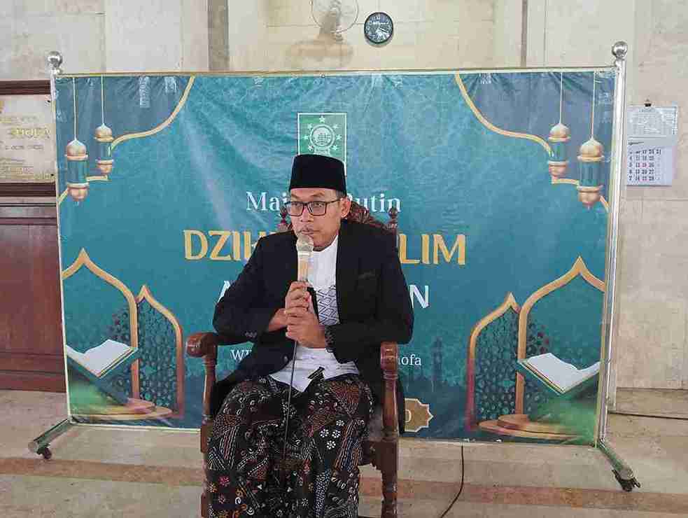 Ketua LDNU PCNU Bojonegoro memberikan sambutan di Masjid Babussofa Sukorejo Deskripsi: