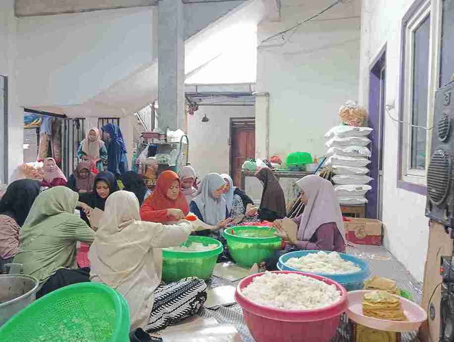Santri putri Majelis Taklim Babus Sa’adah Mata Basah memasak dan menyiapkan nasi takjil Ramadhan di Ponpes Abu Dzarin Bojonegoro.