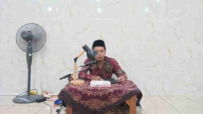 M. Lutfi Zamroni saat mengasuh pengajian di Ponpes Abu Dzarin Banin Banat Bojonegoro