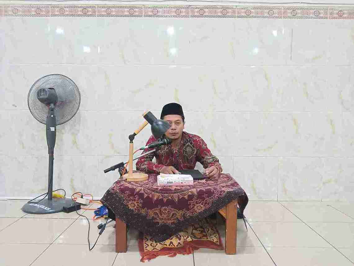 M. Lutfi Zamroni saat mengasuh pengajian di Ponpes Abu Dzarin Banin Banat Bojonegoro