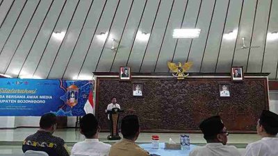 Bupati Bojonegoro Setyo Wahono memberikan sambutan dalam acara silaturahim dan buka puasa bersama PWI Bojonegoro di Pendopo Malowopati.
