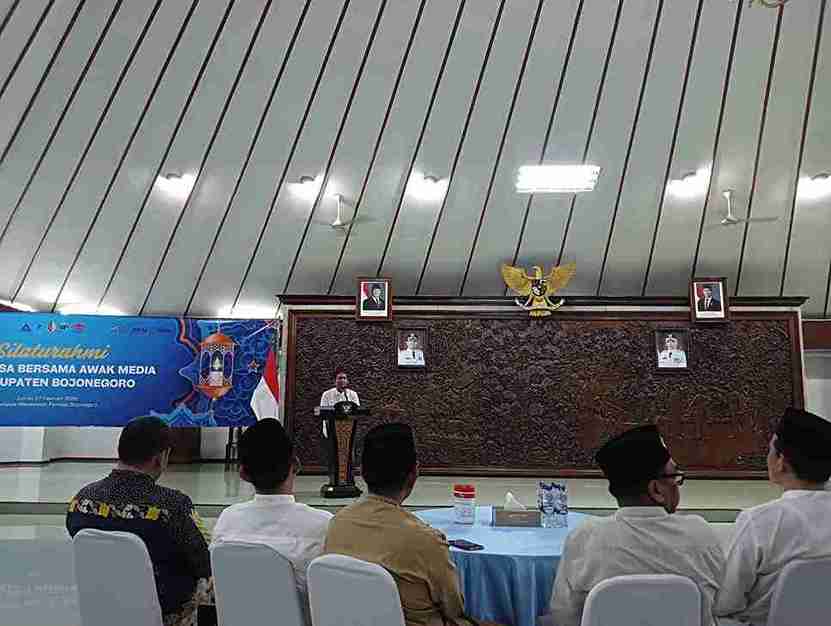 Bupati Bojonegoro Setyo Wahono memberikan sambutan dalam acara silaturahim dan buka puasa bersama PWI Bojonegoro di Pendopo Malowopati.