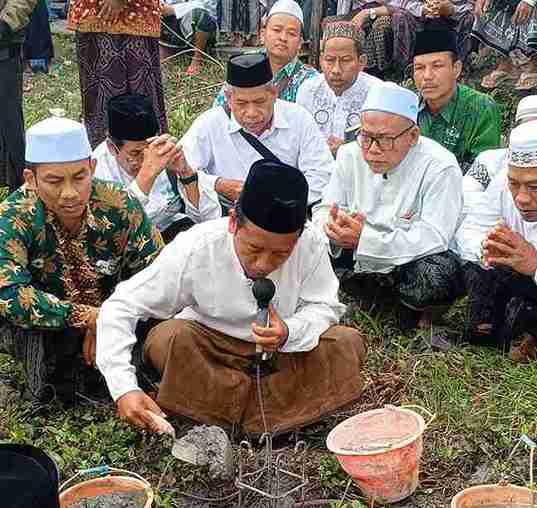 Peletakan batu pertama pembangunan gedung wakaf MWC NU Balen dalam rangka 1 Abad NU